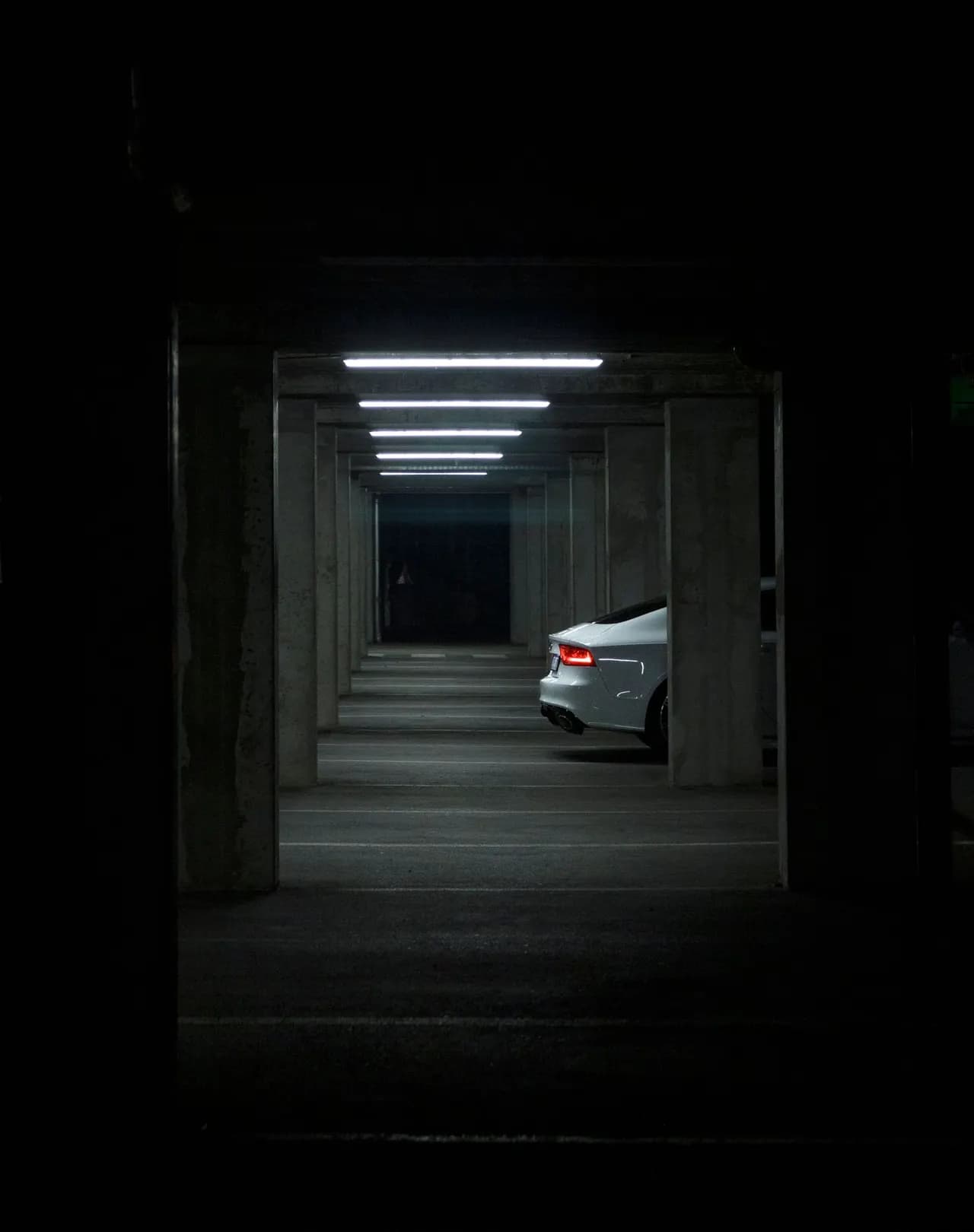Berline moderne dans un parking sombre