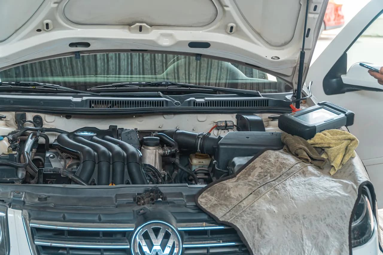Valise de diagnostic branchée sur un compartiment moteur