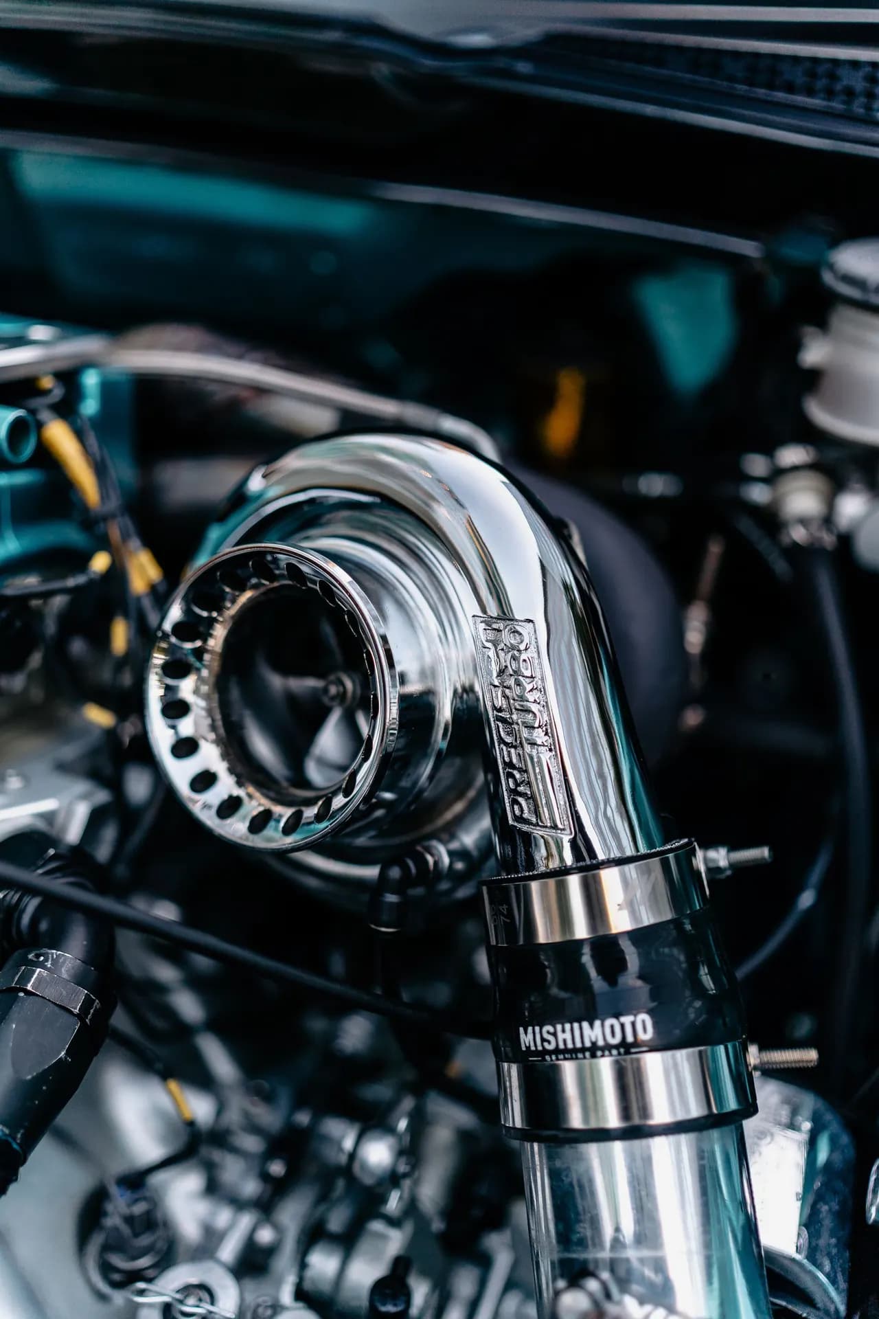 Turbo chromé installé dans un compartiment moteur