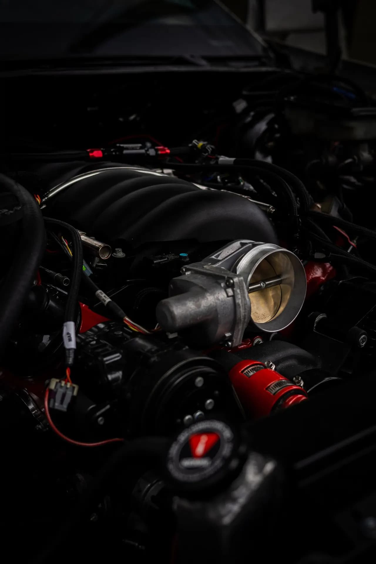 Moteur préparé dans une baie moteur sombre